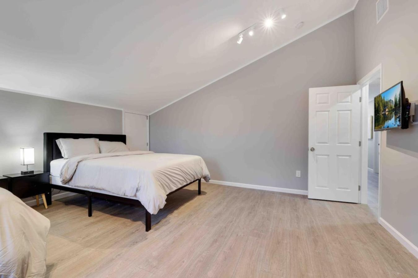 Luxury Modern 6br Pocono Near Attractions * Tobyhanna